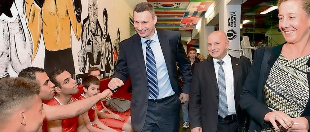 Klitschko besucht den Boxklub Isigym und hat eine Botschaft dabei.