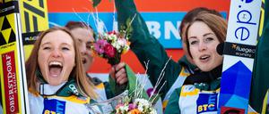 Können trotz der geringen Prämien jubeln: Katharina Althaus, Anna Rupprecht, Carina Vogt and Juliane Seyfarth feiern einen Weltcup-Sieg in Slowenien im Februar 2019.