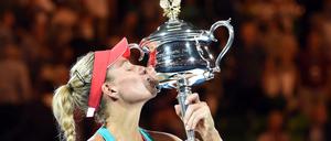 Angelique Kerber küsst den Pokal der Australian Open.