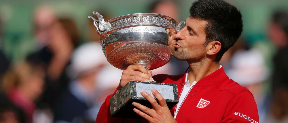 Lange verschmähte Liebe. Novak Djokovic kann zum ersten Mal den Pokal der French Open küssen.