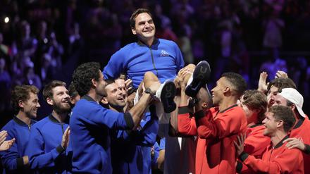 Roger Federer wird nach seinem letzten Match als Profi beim Laver Cup 2022 in London gefeiert.