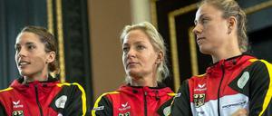 Andrea Petkovic (l.) und Angelique Kerber (r.) zusammen mit der Teamchefin Barbara Rittner beim Fed-Cup-Finale gegen Tschechien - das letztlich verloren wurde.