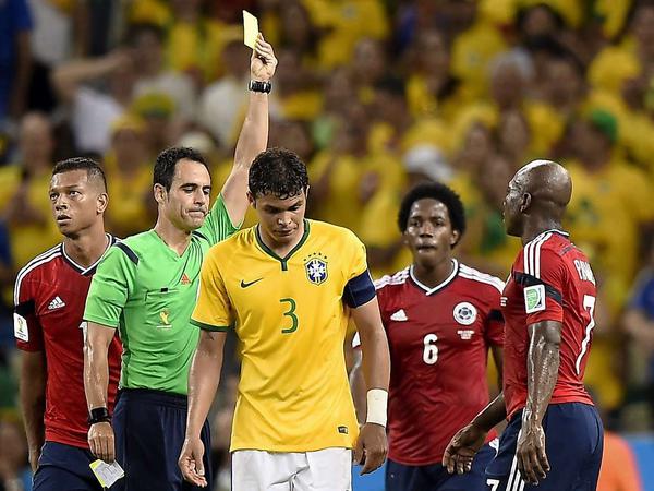 Der spanische Schiedsrichter Carlos Velasco Carballo zeigt Brasiliens Thiago Silva im Spiel gegen Kolumbien Gelb.