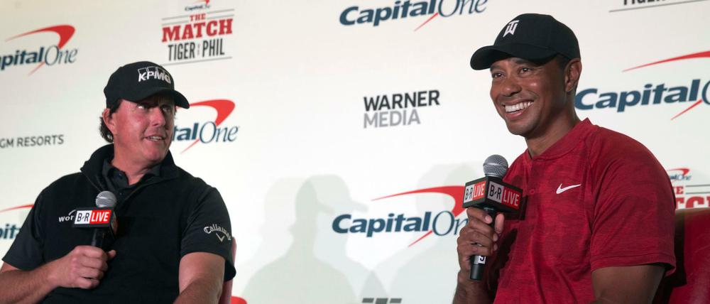 Phil Mickelson (l.) und Tiger Woods während der Pressekonferenz vor "The Match". 