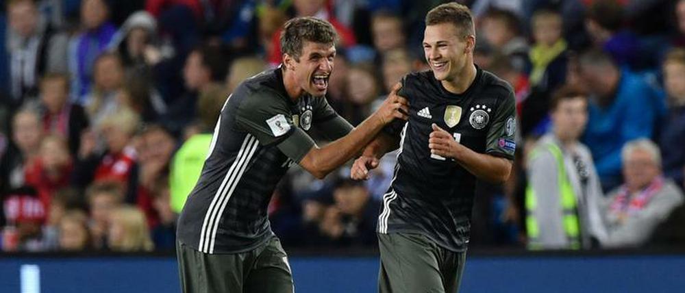 Kaum zu glauben, die Bayern (Müller und Kimmich) treffen auch in der WM-Qualifikation.