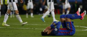 Barcelona-Spieler Neymar liegt beim Spiel gegen Juventus am Boden.