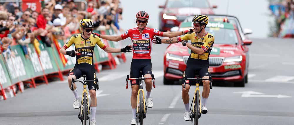 Ein Team, drei Gewinner: Jonas Vingegaard (l.) und Primoz Roglic nehmen den vermeintlichen Vuelta-Sieger Sepp Kuss in die Mitte.