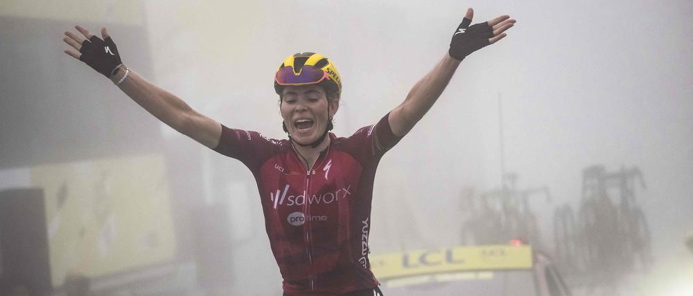 Demi Vollering gewann am Samstag am Tourmalet und verteidigte ihre Führung im Zeitfahren auf der letzten Etappe souverän.