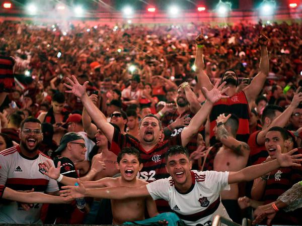 Jubel im Platzregen. Flamengos Fans feierten den Triumph bei einem Public Viewing im Maracana-Stadion.