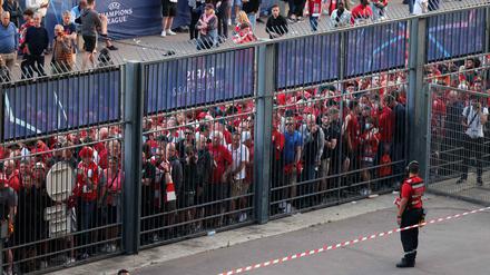 Massen englischer Fans warten vor dem Stade de France auf Einlass.