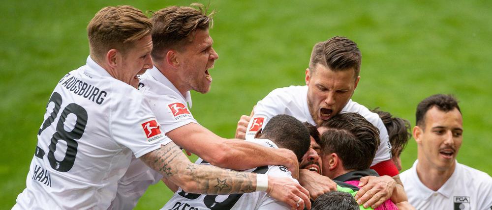 Augsburg entschied am Samstag am 33. Spieltag das Keller-Duell gegen Werder Bremen mit 2:0 für sich.