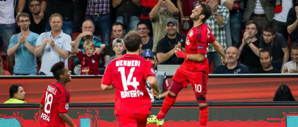 Erster Streich. Hakan Calhanoglu bringt Bayer Leverkusen mit seinem 1:0 auf Kurs.