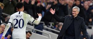 Gut gemacht: Tottenhams neuer Trainer José Mourinho (rechts) freut sich über die Leistung von Dele Alli.