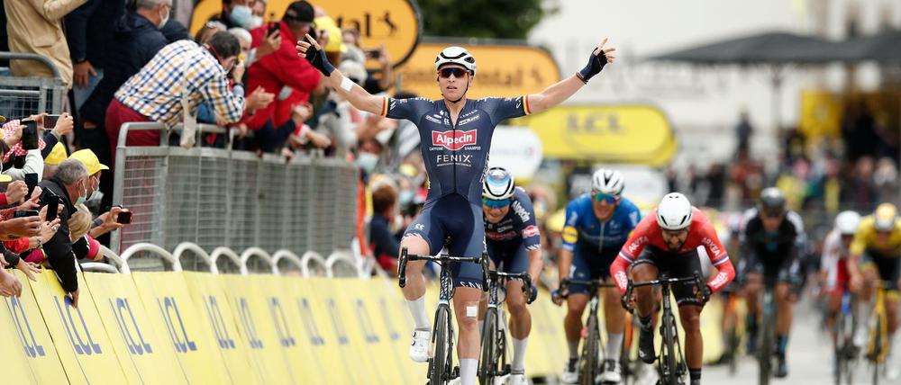 Der Belgier Tim Merlier gewinnt den Massensprint am dritten Tag der Tour de France.