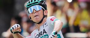 Lennard Kämna freut sich über seinen ersten Etappensieg bei der Tour de France. 