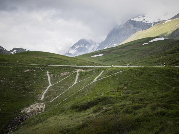Blick auf die Stelle, an der der Schweizer Gino Mäder und der Amerikaner Magnus Sheffield bei der gestrigen Abfahrt vom Albula-Pass gestürzt sind.
