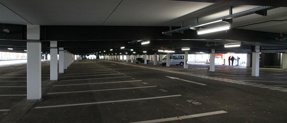 Da ist noch Platz. Parkhaus am Flughafen BER. 