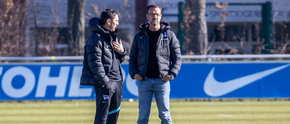 Eine von vielen glücklosen Entscheidungen. Nicht nur mit der Wahl von Tayfun Korkut als Trainer hat Fredi Bobic (rechts) bei Hertha BSC daneben gelegen.