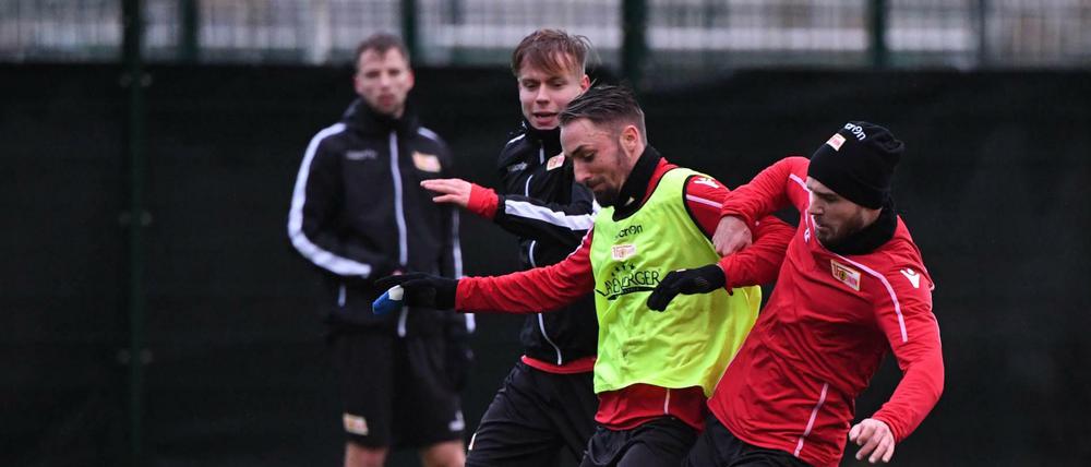 Im Training kämpfen Lennard Maloney, Florian Hübner und Ken Reichel um den Ball.