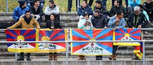 Unter falscher Flagge. Diese Tibet-Fahnen brachten erst Chinas U-20-Mannschaft dazu, das Spiel zu unterbrechen und später den chinesischen Verband dazu, die ganze Testspielreihe zu beenden.