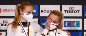 Auf dem Siegerpodest wurde es zwischen Weltmeisterin Emma Hinze und Silbergewinnerin Lea Sophie Friedrich noch einmal richtig emotional.