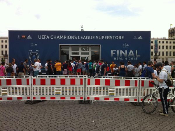 Lange Schlangen vor dem Superstore der Uefa zum Champions-League-Finale