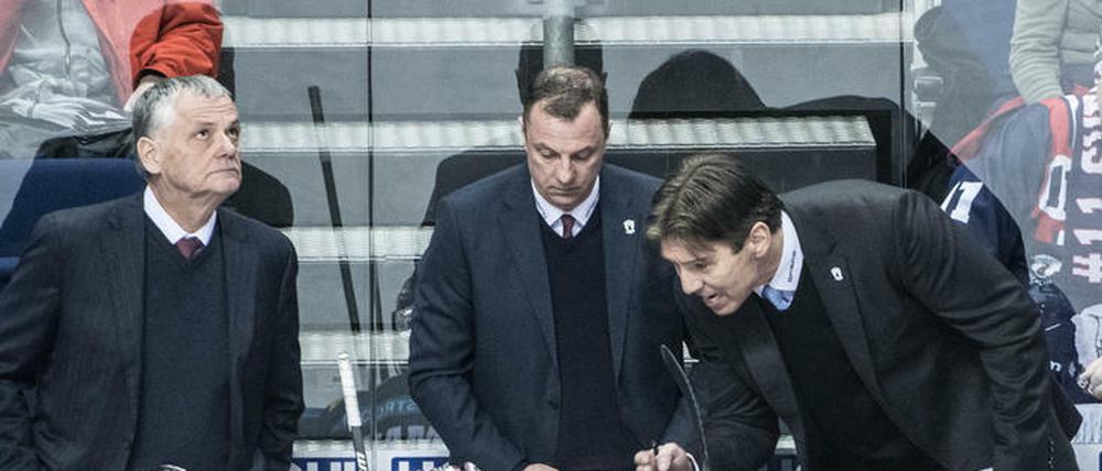 Eisbären-Trainer Uwe Krupp redet viel mit seiner Mannschaft, aber nicht gern in der Öffentlichkeit.