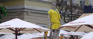 Im ukrainischen Lwiw wurde diese Statue schon passend zur Fußball-EM eingekleidet.