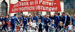 Sport als Paradedisziplin. Zum 1. Mai 1975 bedanken sich Sportlerinnen und Sportler des Berliner TSC bei ihrer Partei.