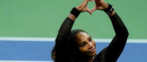 Serena Williams formt nacht dem Spiel gegen die Australierin Tomljanovic ihre Hände zu einem Herz.