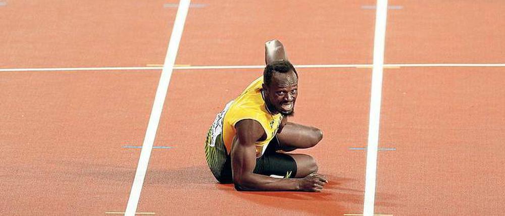 Usain Bolt zerrte sich im letzten Rennen den Oberschenkel. Die Zuschauer jubelten trotzdem, weil die britische Staffel siegte.