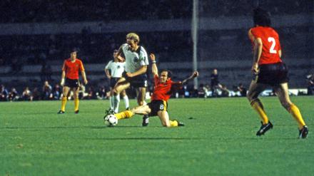 Wilfried van Moer setzt im Finale der EM 1980 gegen Karl-Heinz Rummenigge zur Grätsche an.