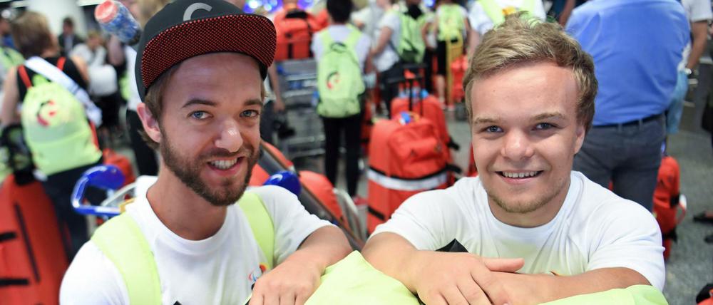 Die beiden Behindertensportler Mathias Mester (l.) und Niko Kappel am Flughafen von Frankfurt am Main vor dem Abflug der deutschen Paralympics-Mannschaft nach Rio de Janeiro.