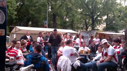 In festen Händen: Die VfB-Fans haben den Helmholtzplatz mit Beschlag belegt. Die Ecke gilt ohnehin als schwäbische Exklave in Berlin.