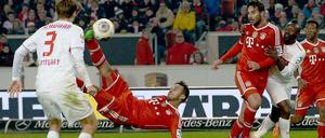 Thiago (links) trifft für Bayern München zum 2:1-Sieg.