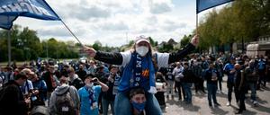 Bochum-Fans feiern auf einem Parkplatz vor dem Vonovia Ruhrstadion.