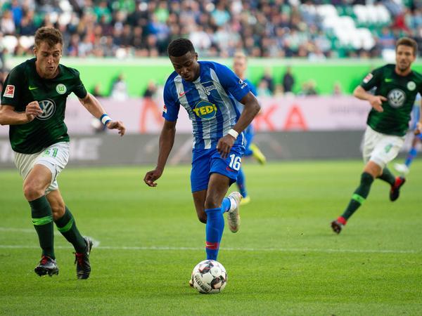 Starker Start. Berlins Javairo Dilrosun (M.) schießt am dritten Spieltag das 1:0 für Hertha gegen Wolfsburg. 