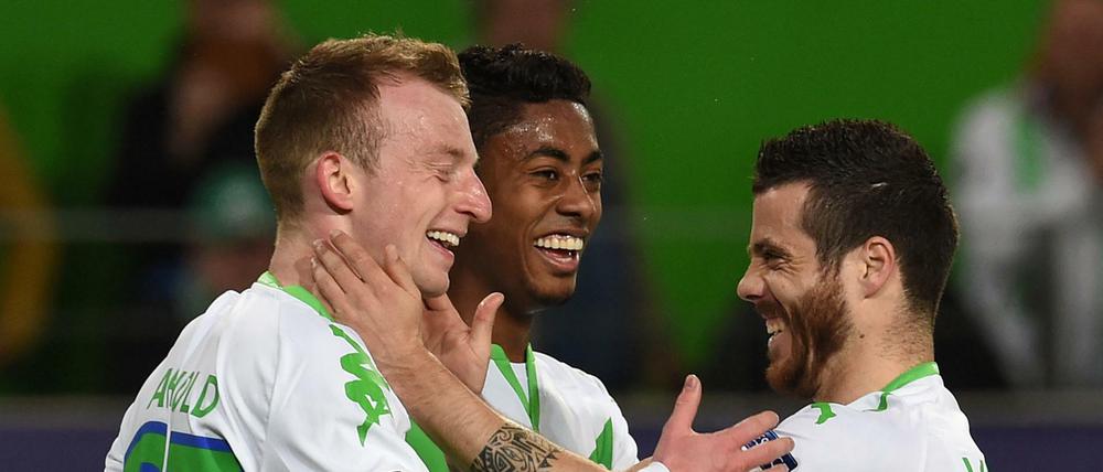 Jubel beim VfL Wolfsburg: Maximilian Arnold, Bruno Henrique und Vieirinha freuen sich über den Sieg gegen die Königlichen. 