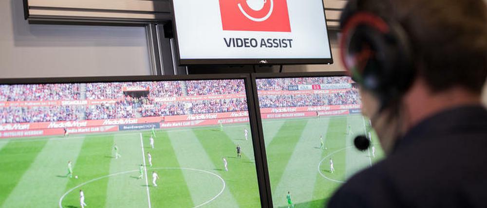 Der Videobeweis ist in der Bundesliga schon Standard - wenn auch ein durchaus umstrittener.