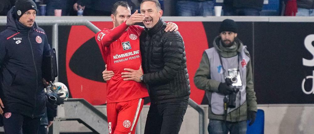 Der Wechsel hat sich gelohnt. Achim Beierlorzer (rechts) musste in Köln gehen und gewann in seinem ersten Spiel mit seinem neuen Klub Mainz gleich 5:1 bei der TSG Hoffenheim.