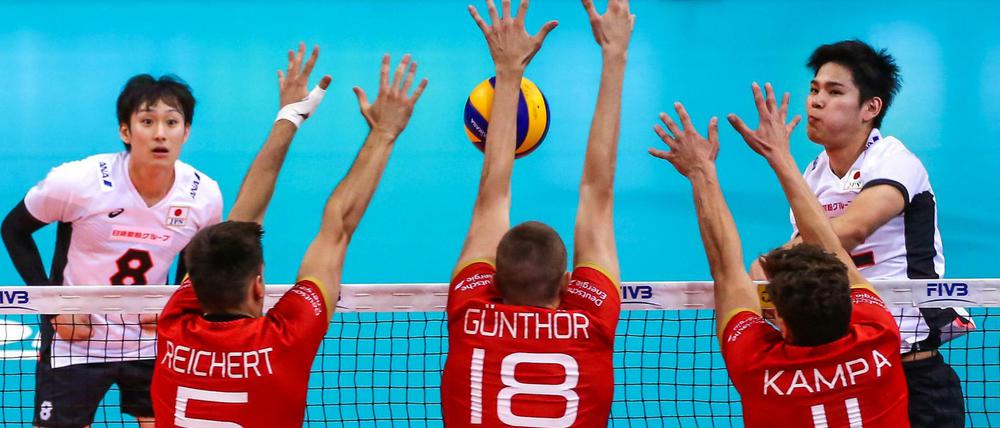 Spiel mit Widerständen: Im deutschen Volleyball (hier die DVV-Männer in der Nations League gegen Japan) ist nach dem Rücktritt des Vorstandes eine Führungskrise ausgebrochen.