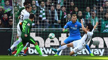 Der erste Streich der Grünen. Zlatko Junuzovic (links, Nummer 16) erzielt das 1:0 für Werder Bremen.