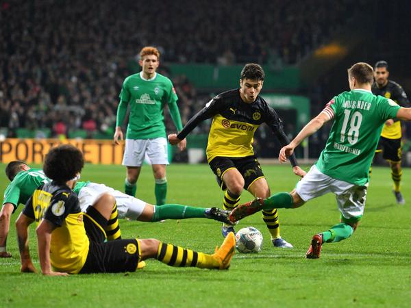 Auf dem Hosenboden: Zwischen Borussia Dortmund und Werder Bremen geht es zur Sache.