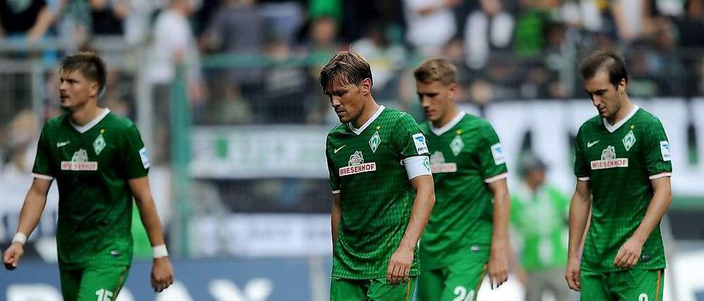 Wieder nichts. Werder-Kapitän Clemens Fritz (mitte) und seine Mannschaftskameraden nach der Niederlage in Gladbach am vierten Spieltag. 
