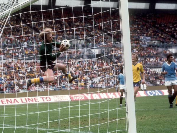 Überragende Sprungkraft, glänzende Reflexe: Ronnie Hellströn (hier im Spiel gegen Uruguay) kassierte in der Vorrunde der WM 1974 kein einziges Gegentor.