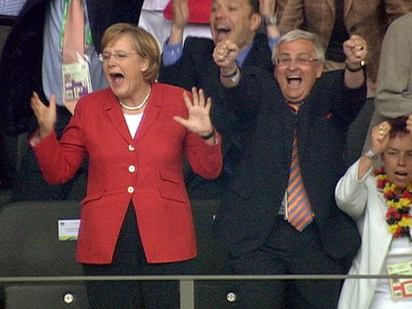 Im Jubelrausch. Kanzlerin und DFB-Präsident saßen bei wichtigen Länderspielen des Öfteren nebeneinander.