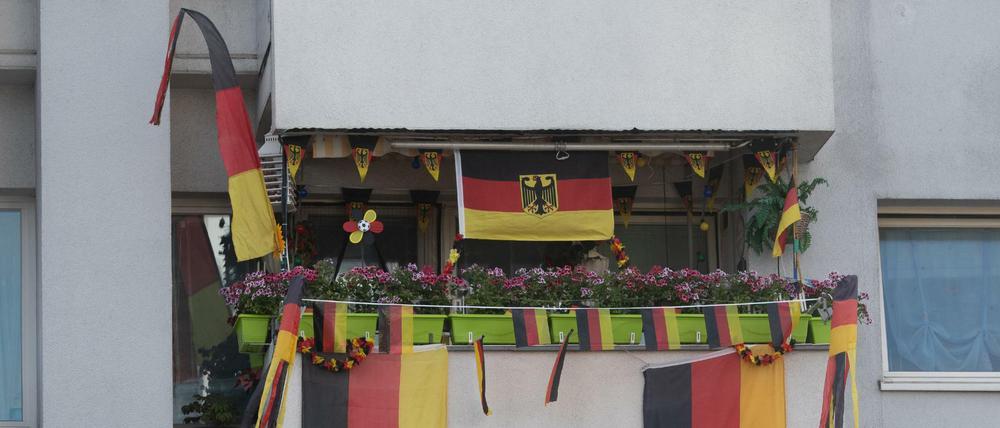 Deutschlandfahnen und Deutschland-Wimpel auf einem Balkon in Berlin 