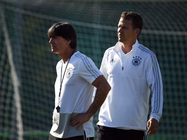 Teamarbeit. Bundestrainer Joachim Löw und Team-Manager Oliver Bierhoff führen die Nationalmannschaft.
