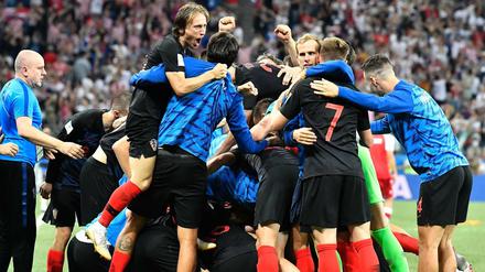 Nach dem Sieg im Elfmeterschießen über Dänemark jubeln die Spieler aus Kroatien über den Einzug ins Viertelfinale. 
