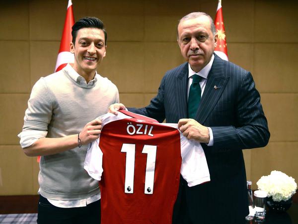 Der Stein des Anstoßes: Das Foto von Mesut Özil und Erdogan in London während eines Gipfels im Mai 2018.